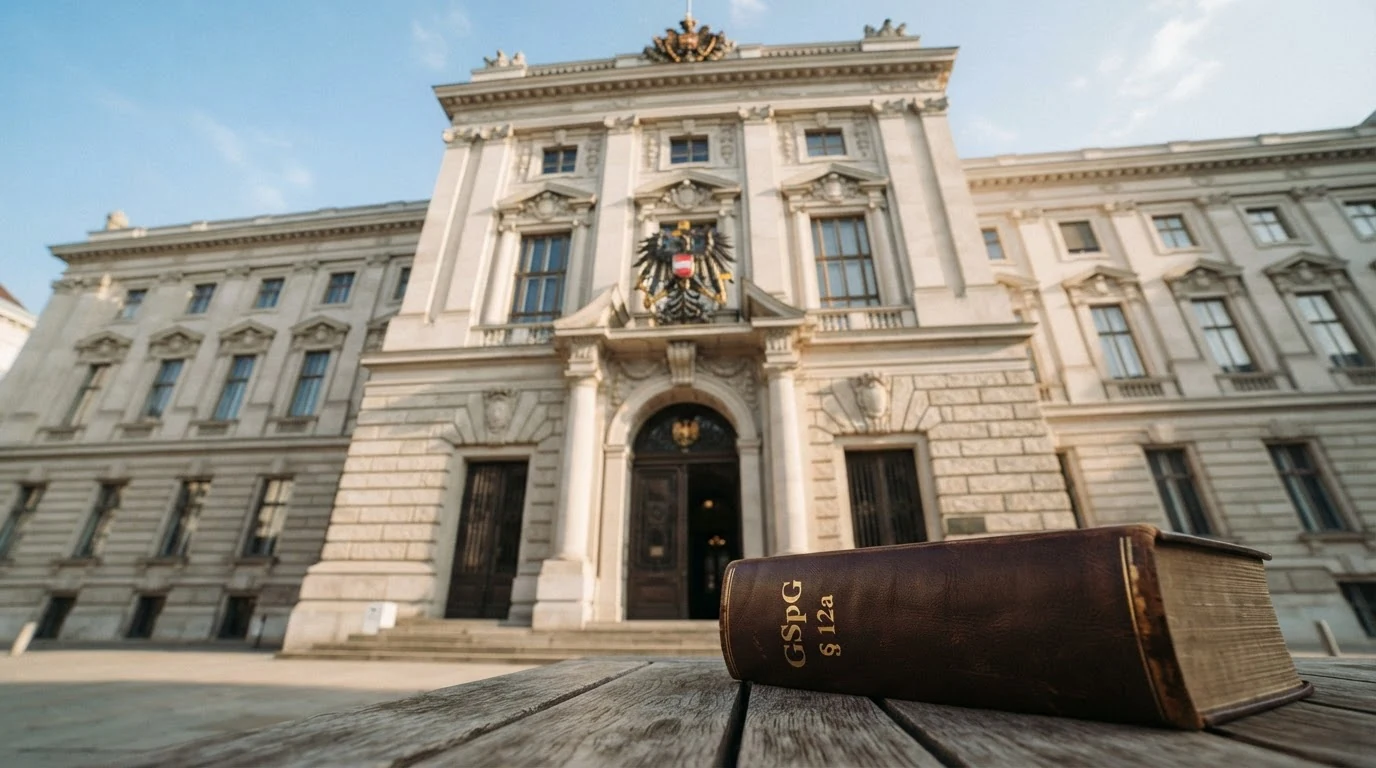 Das Gebäude des Bundesministeriums für Finanzen in Wien mit dem österreichischen Bundeswappen, im Vordergrund eine stilisierte Paragrafentafel mit „GSpG § 12a“.